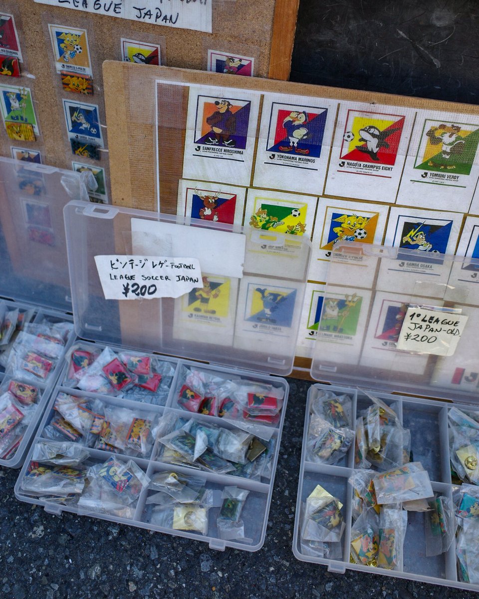 あと1995年くらいのJリーグのピンバッジ売ってて Jリーグ大好きマン