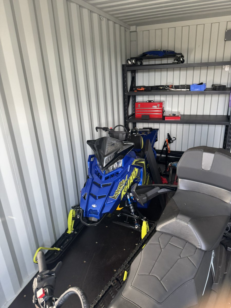 kenkun_games's tweet photo. 今日、納車して来た‼️ 
今年の雪山楽しみ〜　ウェア、ヘル、ブーツ、グローブ全て新調したし、何より、雪山で暖かいおにぎりを食べる為、マフラーに弁当箱w
最高じゃねぇ〜かよ👌　3台あるし、売ろうとかなw https://t.co/9w52HD31gW