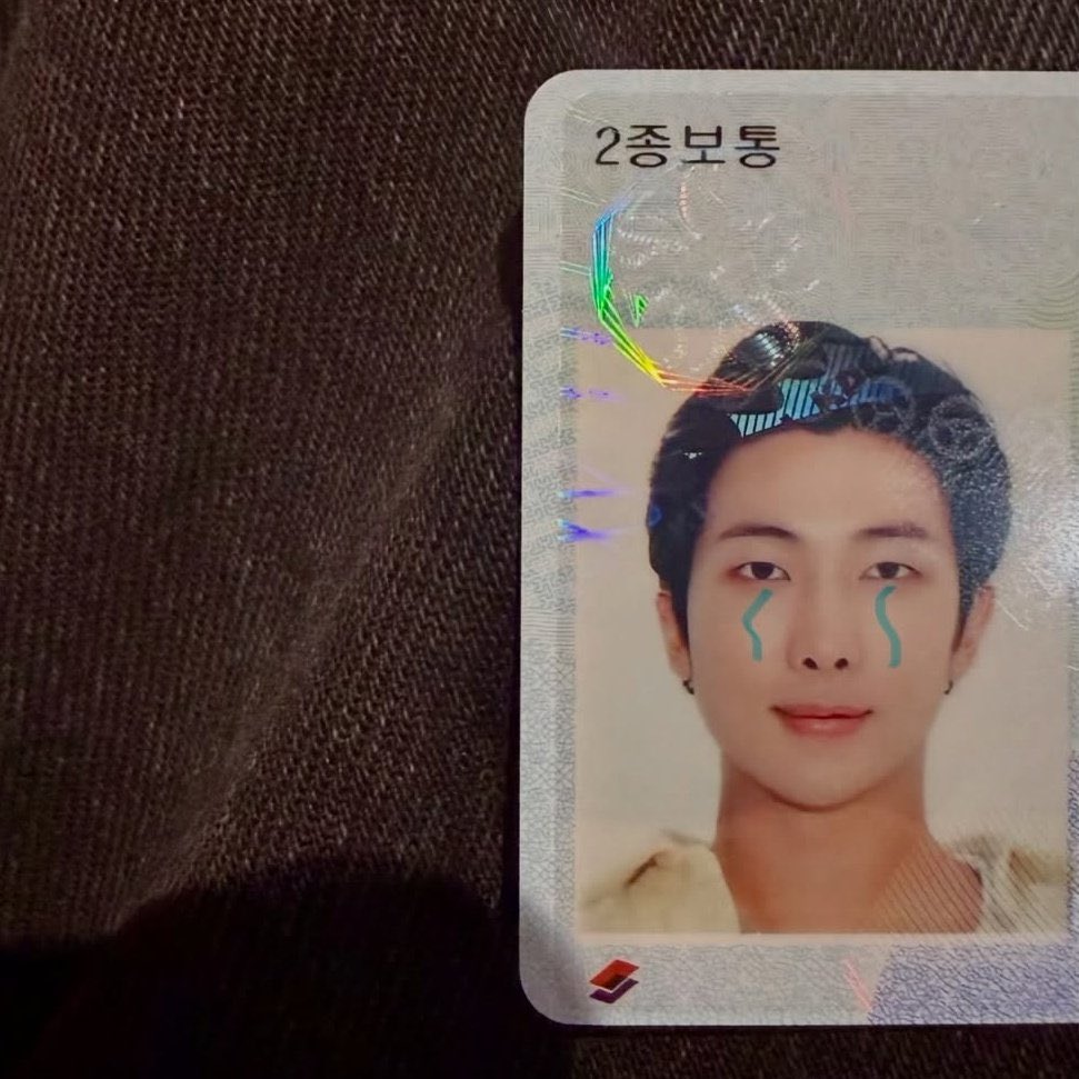 btschartsdailyc's tweet image. NAMJOON GOT HIS DRIVER LICENCE 😭💜