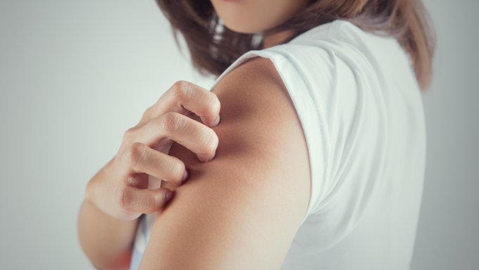 سؤال وجواب: أشعر بحكة دائمة في جسدي بدون أي طفح جلدي، لدرجة أنني لا أستطيع النوم ليلا. ما سببها؟ 