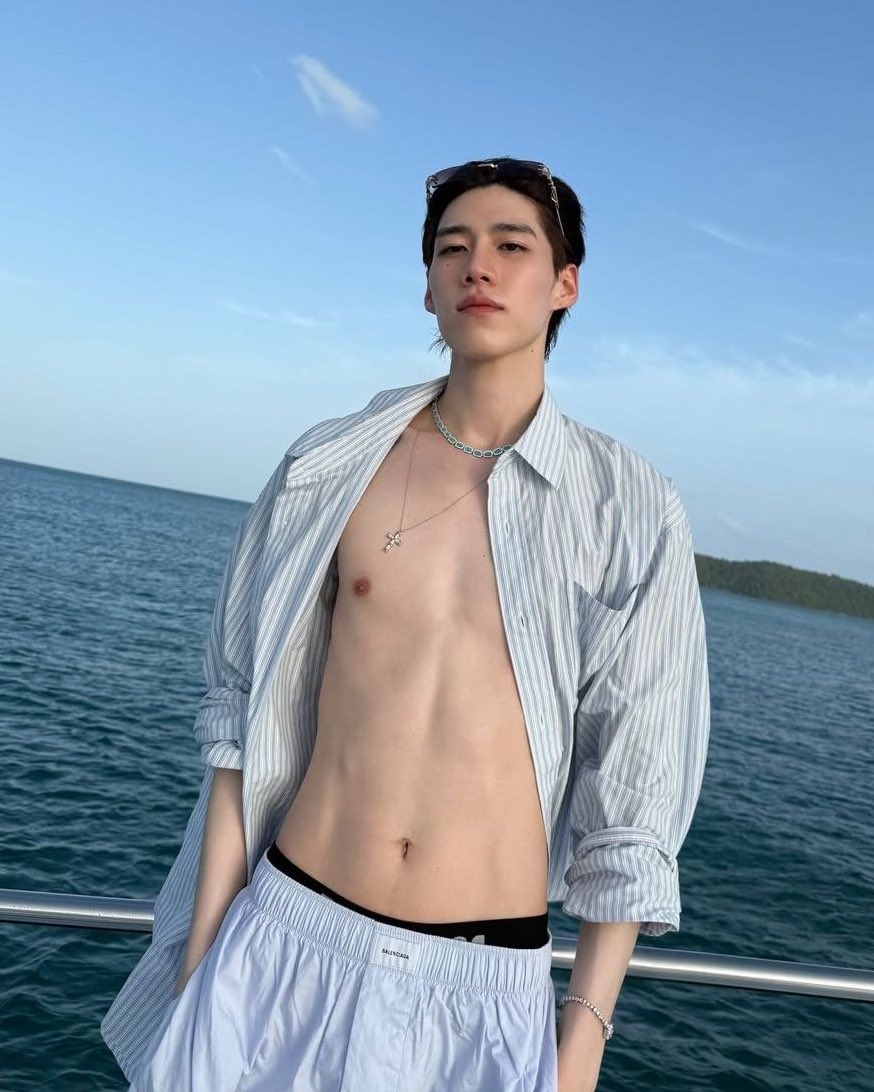 so_peachyJ's tweet image. อันนี้ไม่ได้จะว่าเจ้าของทวิตนะคับ แต่ว่าให้ข้อมูลเฉย ๆ พีพีแต่งตัวหลากหลายค่ะ ก็มีทั้งลุคเฟมินีนและมัสคุลีน แต่พีพีไม่ได้ต้องมานั่งสร้างคาร์แรคเตอร์อะไร หรือแอคจริตกะเทย เพราะแต่งแบบไหนฮีก็ยังเป็นฮีเหมือนเดิม เป็นแบบนี้มาตั้งแต่เด็ก ๆ