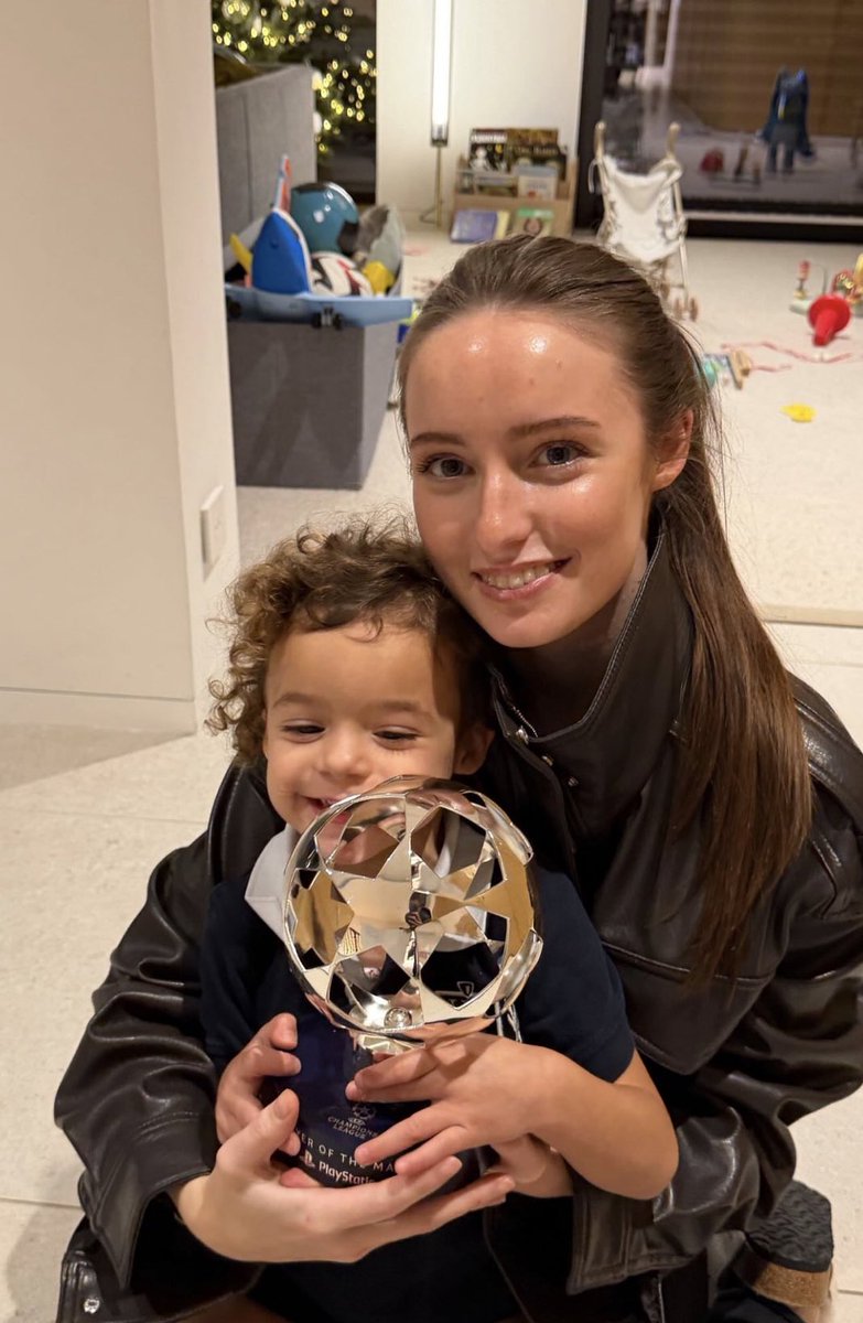 _BeFootball's tweet photo. Harriet Robson, compagne de Mason Greenwood, pose avec leur fils et le trophée MVP du phocéen en LDC 💙 https://t.co/vXspRd5R3Y