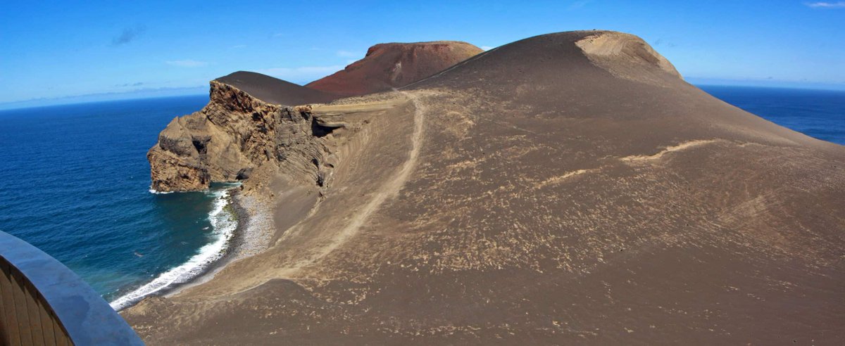 heymondoes's tweet image. EL DESTINO ALUCINANTE de la semana:
👉 Ridge of Capelinhos (Islas Azores) #Faial
¿Sabías que en invierno esta zona volcánica parece un “paisaje lunar” cubierto de bruma atlántica? Un rincón remoto donde puedes caminar entre ceniza, acantilados negros y océano embravecido.