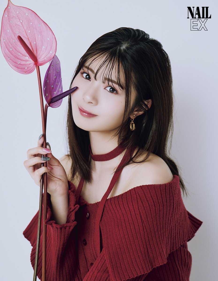 NAILEX_OFFICIAL's tweet photo. 女優、モデルの #星乃夢奈 とキラキラシューティング✨

12月23日(火)発売のNAILEX2月号
サロンオーダーデザインに登場する #星乃夢奈 が、ホリデームード高まるキラキラな世界観で、最新ネイルデザインを披露します🎄　@yuna__hoshino 

可愛い表情もクールな表情も味わえる特別な仕様に💖

予約はこちらから！

Amazon
🔗https://t.co/idNm6vxxc0