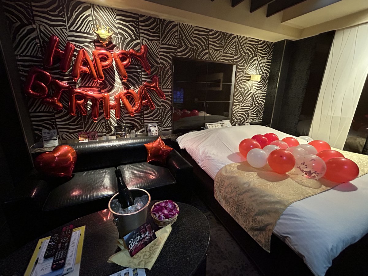 hotel_exe's tweet photo. ✨HAPPY BIRTHDAY✨

今日も、世界のどこかで誰かの誕生日🎂
その「特別な1日」、私たちのホテルで
サプライズしませんか？

“泊まる”だけじゃなく“思い出に残る”一日に。

🎈バースデーサプライズ承ります。
🎁ご予約時にお気軽にご相談ください。

#鶯谷
#サプライズ 
#女子会 
#誕生日 
#ラブホ https://t.co/kr28T99Fii