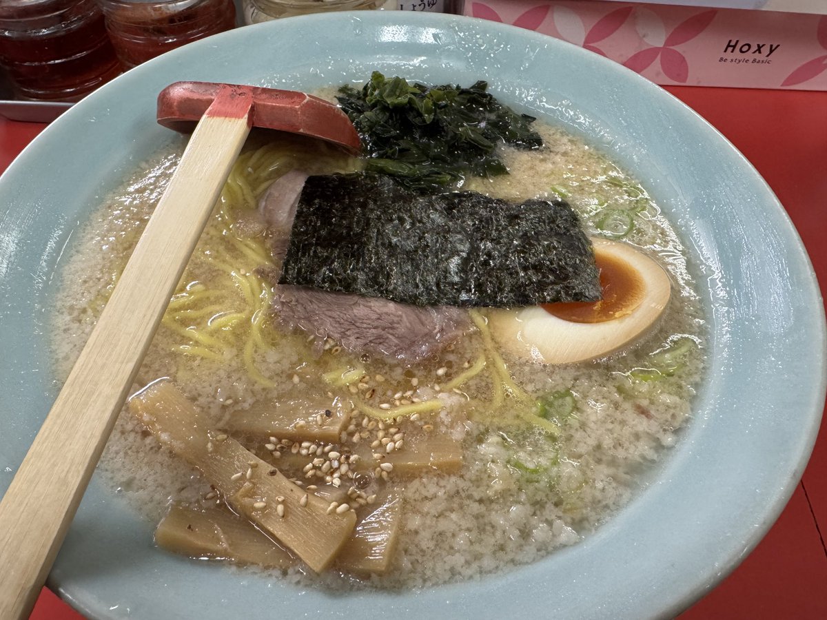 12月15日のラーメンHOUSE リュウビ。
豚骨醤油に背脂がたっぷり浮く、いかにもな背脂系。ラーショ系の雰囲気もありつつ、甘い脂の層が醤油の輪郭をやさしく包む。細麺に絡むこのバランスが懐かしい感じが。欲を満たす一杯。
#ラーメンハウスリュウビ #背脂ラーメン #豚骨醤油 #西川口