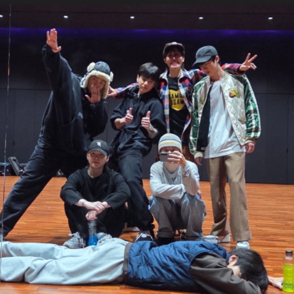 btschartsxdaily's tweet photo. [INFO] #BTS Live Summary 💬

- They joke that they haven’t progressed much with the choreography, saying they’re not even at 10% prepared.
- They practice during the day and gather in the evenings to chat and spend time together.
- Some members feel impatient and frustrated because they want to start the next comeback already.
- They said can’t wait for 2026
- Namjoon got his driver’s license.
- They admit that this waiting period (2925) feels longer and more frustrating than expected.
-They mention that they’re being asked to come and appear more often and agree to do it since they mostly just have practice schedules anyway.
- They propose setting a time and possibly doing a live around the end of the year or the beginning of the next year.