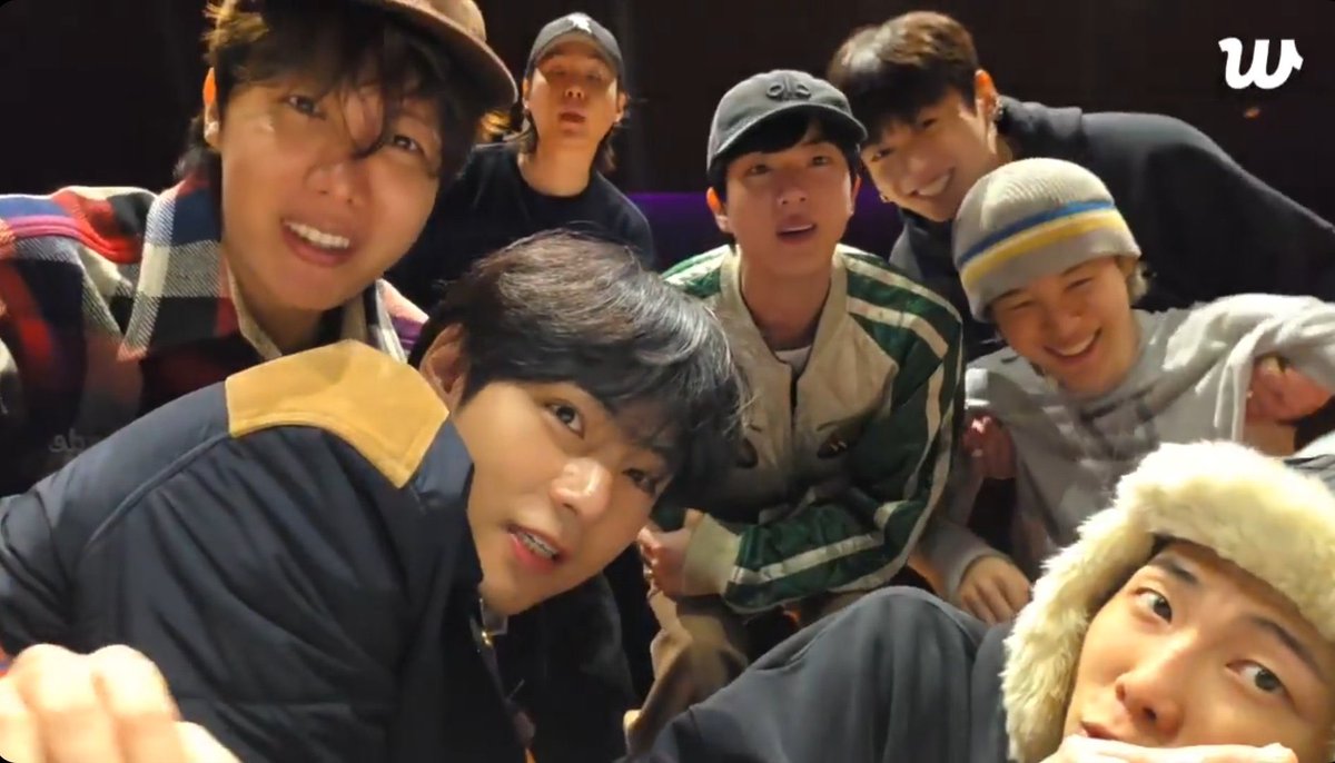 [INFO] #BTS Live Summary 💬

- They joke that they haven’t progressed much with the choreography, saying they’re not even at 10% prepared.
- They practice during the day and gather in the evenings to chat and spend time together.
- Some members feel impatient and frustrated