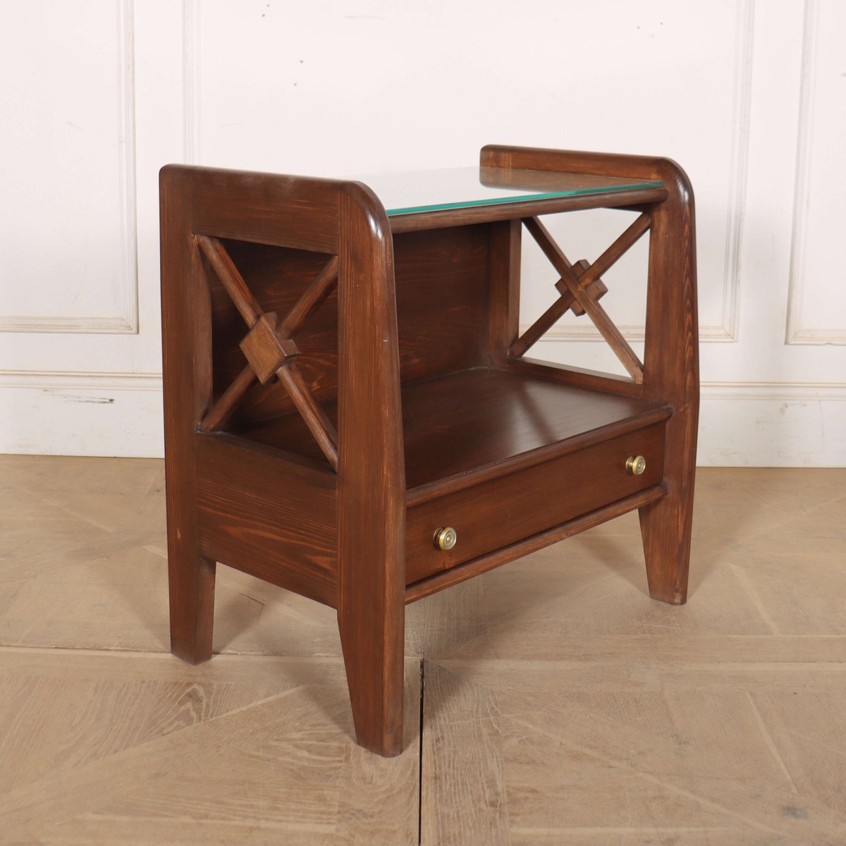 ArcadiaAntiques's tweet photo. Pair of bespoke art deco style bedside tables. https://t.co/ECGw5MsFsH
#BedsideTables #artdecostyletables #PairofBedsideTables https://t.co/pCbId5C2yi