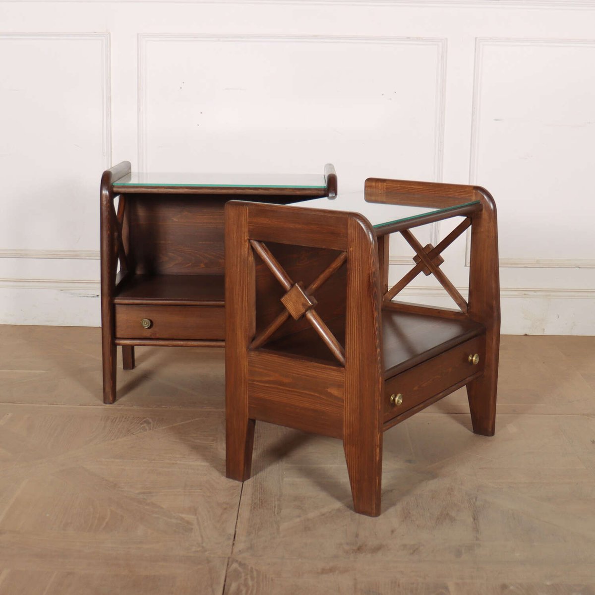 ArcadiaAntiques's tweet photo. Pair of bespoke art deco style bedside tables. https://t.co/ECGw5MsFsH
#BedsideTables #artdecostyletables #PairofBedsideTables https://t.co/pCbId5C2yi