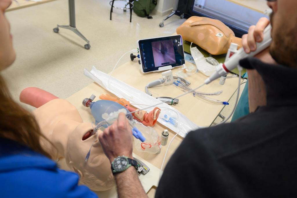 simclinicbcn's tweet photo. 🔥 Practicant per garantir una resposta ràpida i coordinada. 
Taller de #simulació:
​✅ Hipertèrmia Maligna
✅ Via Aèria en situacions especials
Entorns segurs que ens permeten millorar el treball en equip, clau de l'èxit en situacions crítiques. 🩺🫁
​#SimClínic #SomCLÍNIC https://t.co/fCMjjTW0BX