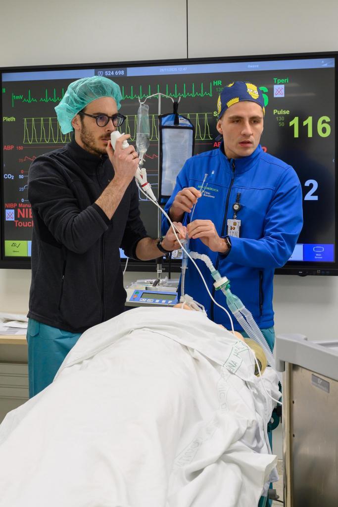 simclinicbcn's tweet photo. 🔥 Practicant per garantir una resposta ràpida i coordinada. 
Taller de #simulació:
​✅ Hipertèrmia Maligna
✅ Via Aèria en situacions especials
Entorns segurs que ens permeten millorar el treball en equip, clau de l'èxit en situacions crítiques. 🩺🫁
​#SimClínic #SomCLÍNIC https://t.co/fCMjjTW0BX