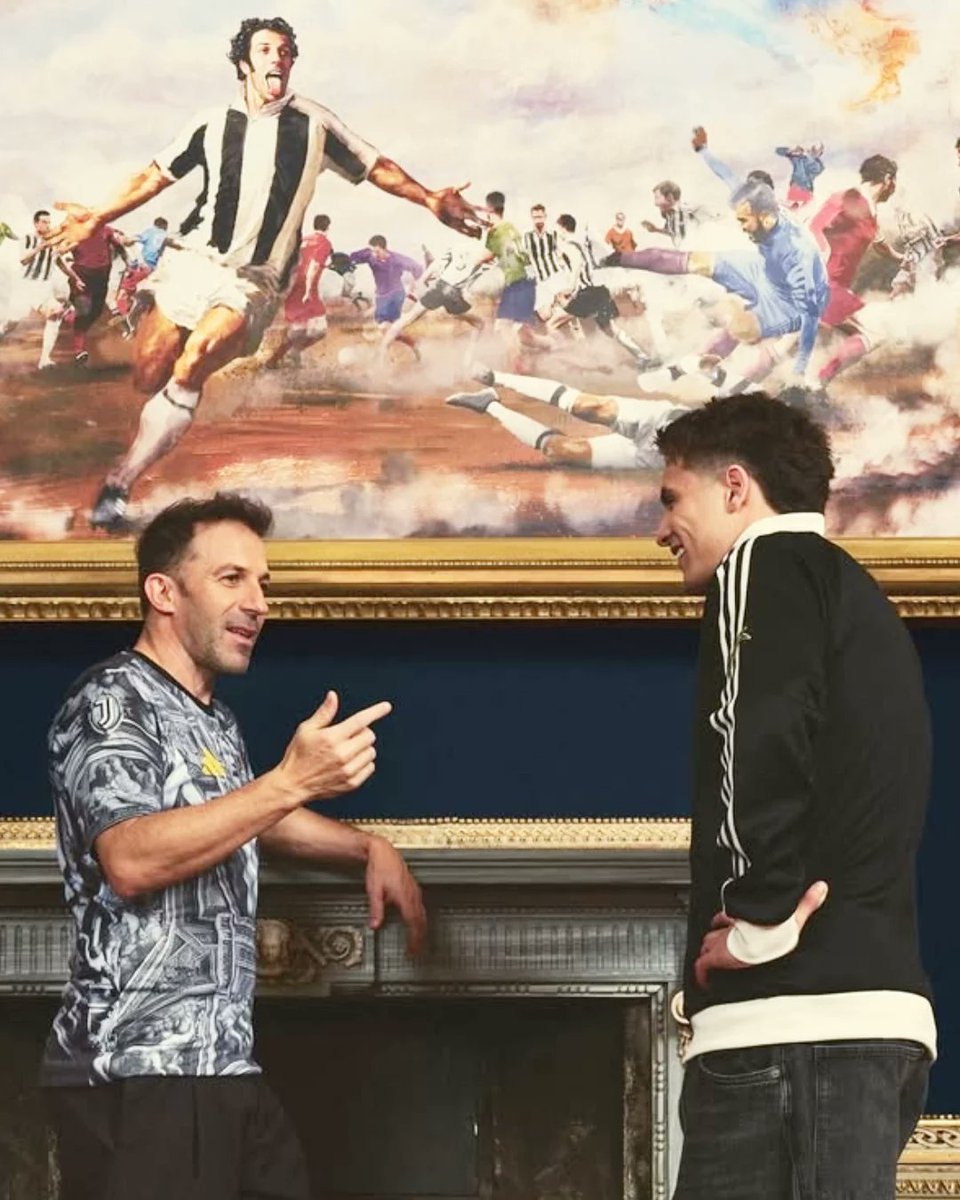 "LA GALLERIA #DELPIERO" 🖌️🎨
Ispirata alla maestria e alle abilità tecniche del #Pinturicchio bianconero, celebra il patrimonio storico che incoraggia i nuovi talenti.
Simbolo di eleganza, lealtà e passione, capace di andare ben oltre il rettangolo verde! #JuJersey #ADPcollection