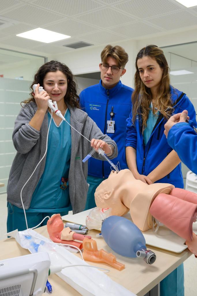 simclinicbcn's tweet photo. 🔥 Practica para garantizar una respuesta rápida y coordinada.
​Taller de #simulación:
✅ Hipertermia Maligna
✅ Vía Aérea en situaciones especiales
​Entornos seguros que permiten mejorar el trabajo en equipo, clave del éxito en situaciones críticas. 🩺🫁
​#SimClínic #SomCLÍNIC https://t.co/qInbPWm8gc