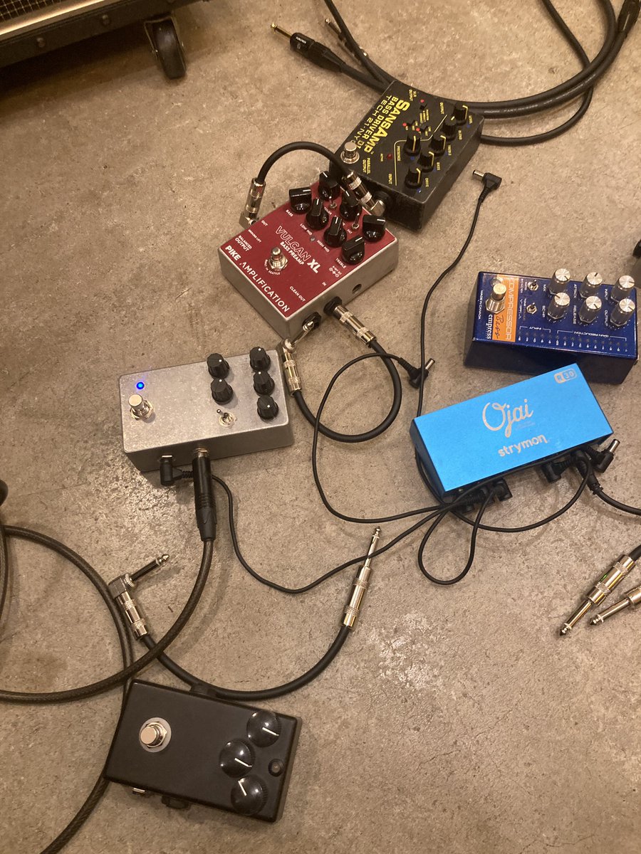 今日は仲良いやつらとベース会でした
むろみからエフェクター貰って嬉し
むろみエフェクターまじ良いです