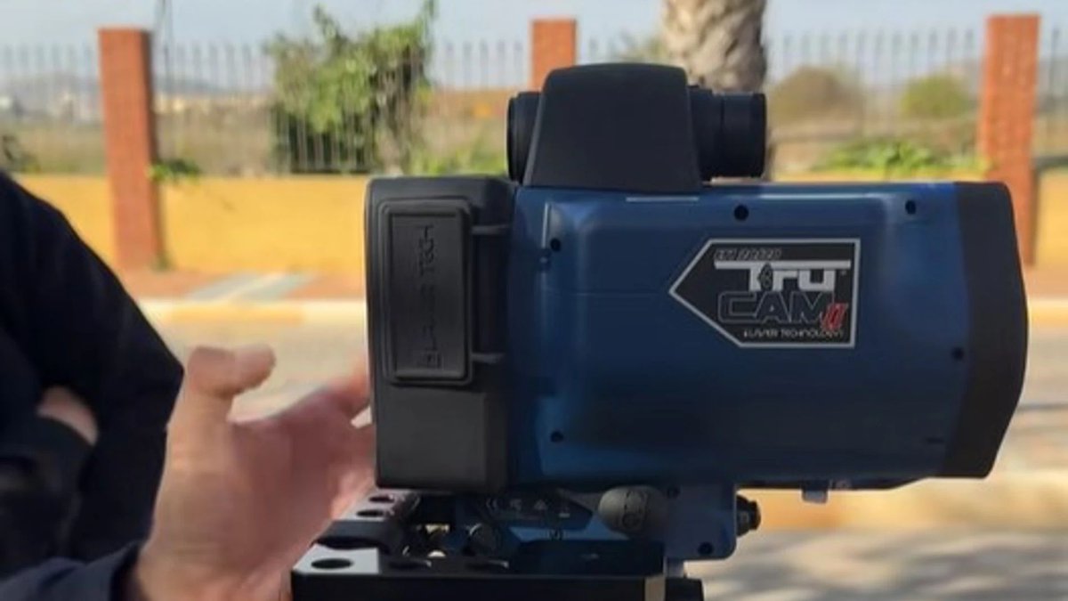 Más control para salvar vidas
La DGT refuerza la seguridad vial con radares móviles TruCAM II, ya en pruebas en municipios como La Unión. Controlan la velocidad a más de 1 km y buscan prevenir accidentes, especialmente en periodos de más tráfico.
Respetar los límites salva vidas.