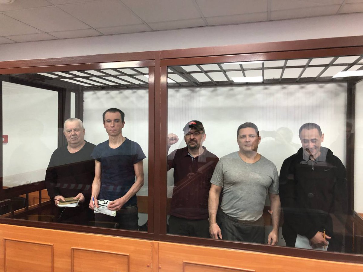 Дискуссии о коммунизме на природе. Члены марксистского кружка в Уфе получили от 16 до 22 лет по делу о попытке «установить советскую власть»

Военный суд в Екатеринбурге отправил в колонию строгого режима пятерых уфимских марксистов: Дмитрия Чувилина, Алексея Дмитриева, Павла