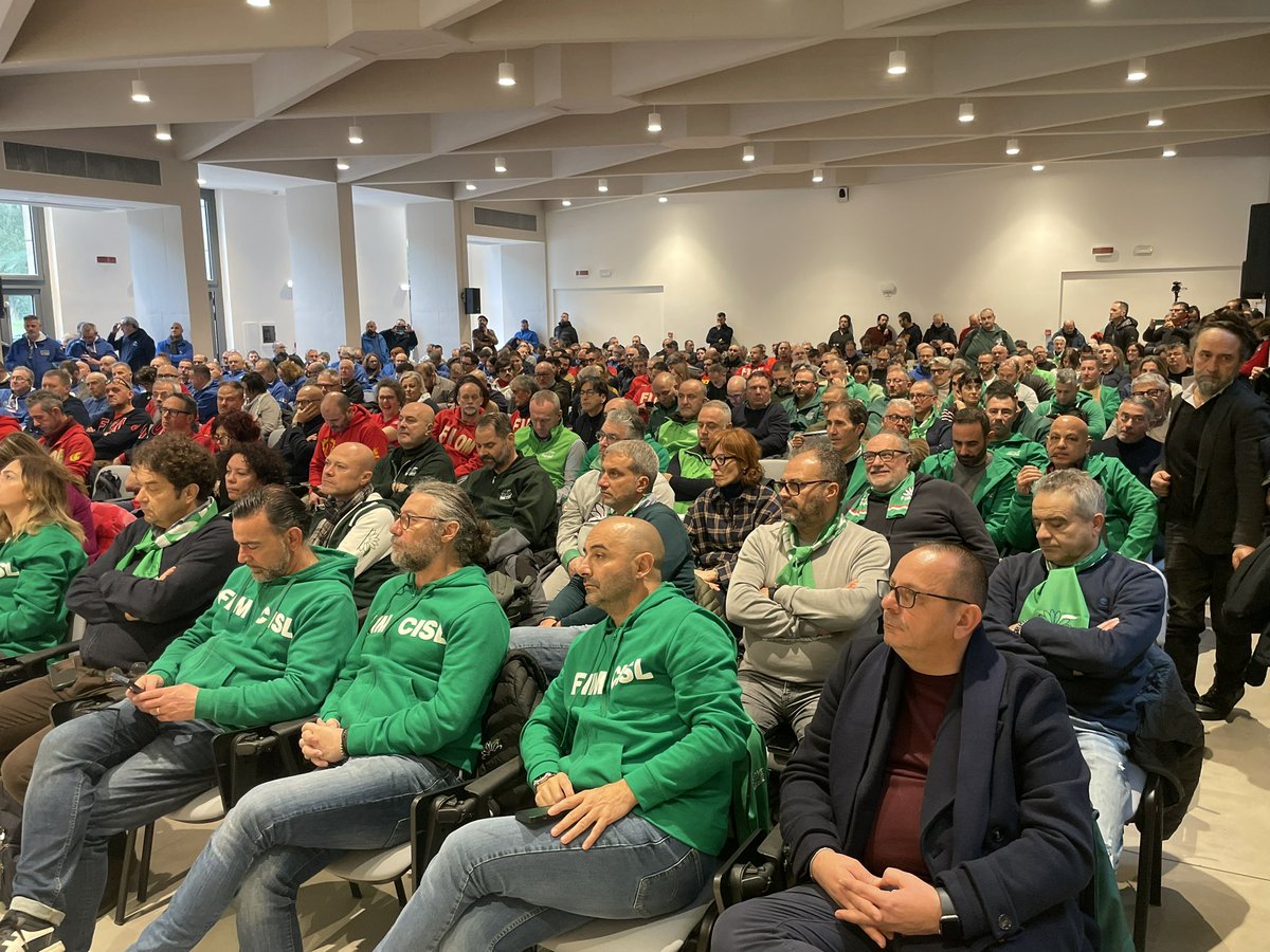 FIMCislStampa's tweet photo. Assemblea Nazionale delegati FIM FIOM UILM 👉#Uliano #FIM : il sindacato  quando lotta e contratta lo fa perché ha miglia di iscritti che lo sostengono. Qualcuno pensa che siamo il passato ma non è così, noi siamo il passato, il presente, il futuro, per un mondo giusto e in pace https://t.co/V5HLi9roul