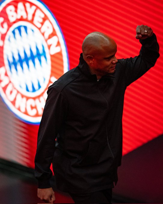 فنسنت كومباني يتوَّج بجائزة «رايموند جويثالس» كأفضل مدرب كرة قدم بلجيكي لعام 2025. مدرب بايرن ميونخ تفوّق على نيكي هاين وسيباستيان بوكونيولي في التصويت، وتسلم الجائزة والده لارتباطه بمباراة ماينز، مؤكداً أن هذا التتويج يحمل قيمة خاصة باسمه وتاريخه 