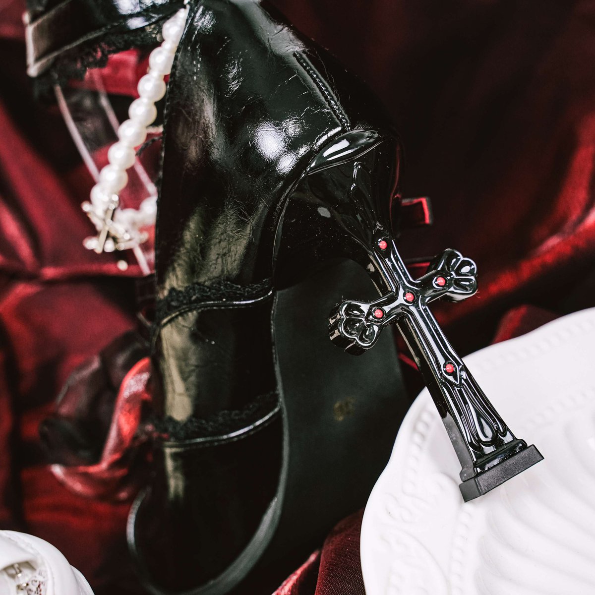 こう言うのってだいたい黒×赤なのよね… 『薔薇』は主流が赤だから仕方