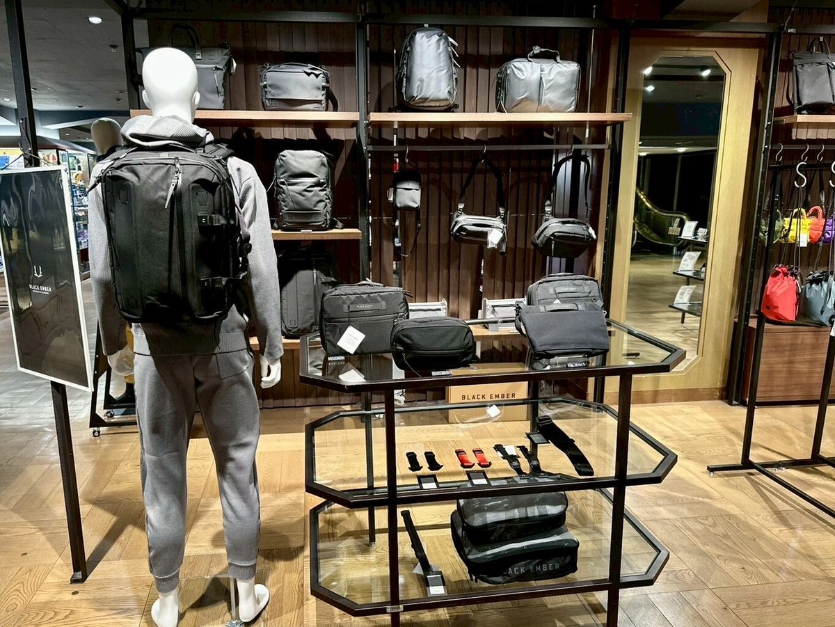Art_meets_Life's tweet photo. BLACK EMBER/SML POP-UP STORE
■12月25日(木)まで
■B館5階＝プロモーションスペース
サンフランシスコ発のバッグブランド〈BLACK EMBER〉、スマートで実用的な機能美を追求するバッグブランド〈#SML〉が登場✨
期間中、商品をご購入のお客さまに先着でオリジナルグッズをプレゼント🎁
#BLACKEMBER https://t.co/WF179Jwfpj