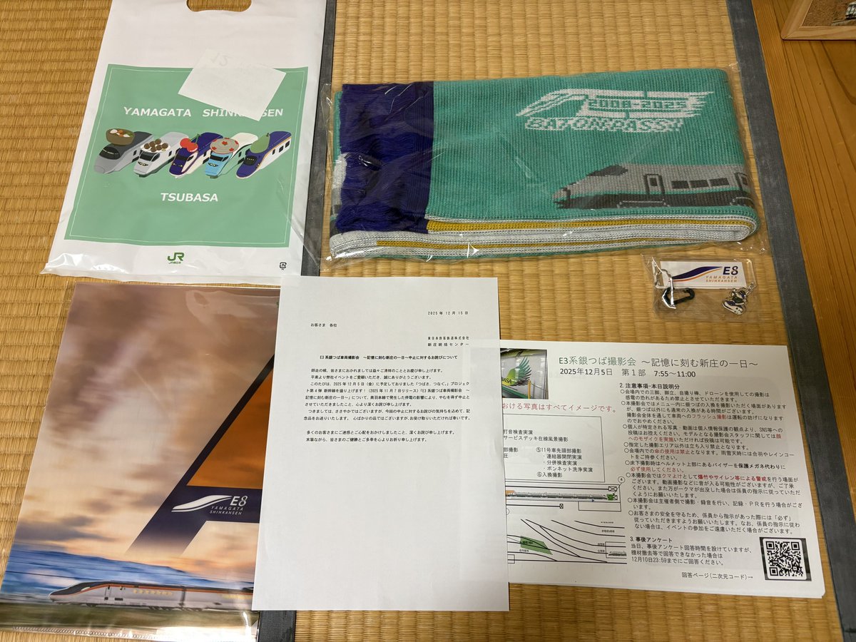 e322_1001's tweet photo. 新庄の銀つば撮影会
今日こんな物が届きました

つばさつなぐのマフラー
E8系×つどりぃのキーホルダー（初めてもらった）
パンフレット8ページ
新幹線の撮影会では初めての展示ばかり

撮影会は無念の中止でしたが、全額返金にも関わらず発払い・手間をかけて送られてきました
誠意ある対応に感謝です https://t.co/t1rmx1ehKM