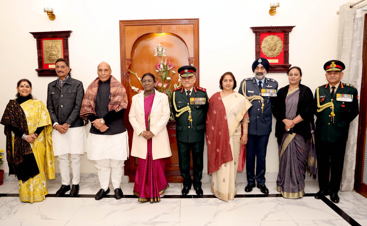 adgpi's tweet image. #VijayDiwas Reception

General Anil Chauhan, #CDS, attended the #VijayDiwas Reception at #ArmyHouse, marking the occasion with solemn tributes to the courage and sacrifice of the #IndianArmedForces during the 1971 War.

He also visited the innovation displays showcased at the…