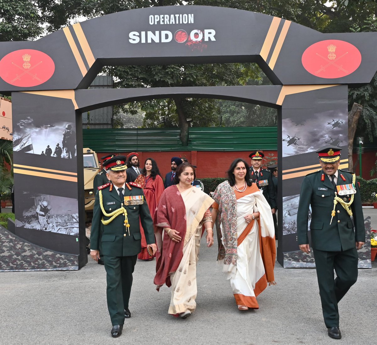 adgpi's tweet image. #VijayDiwas Reception

General Anil Chauhan, #CDS, attended the #VijayDiwas Reception at #ArmyHouse, marking the occasion with solemn tributes to the courage and sacrifice of the #IndianArmedForces during the 1971 War.

He also visited the innovation displays showcased at the…