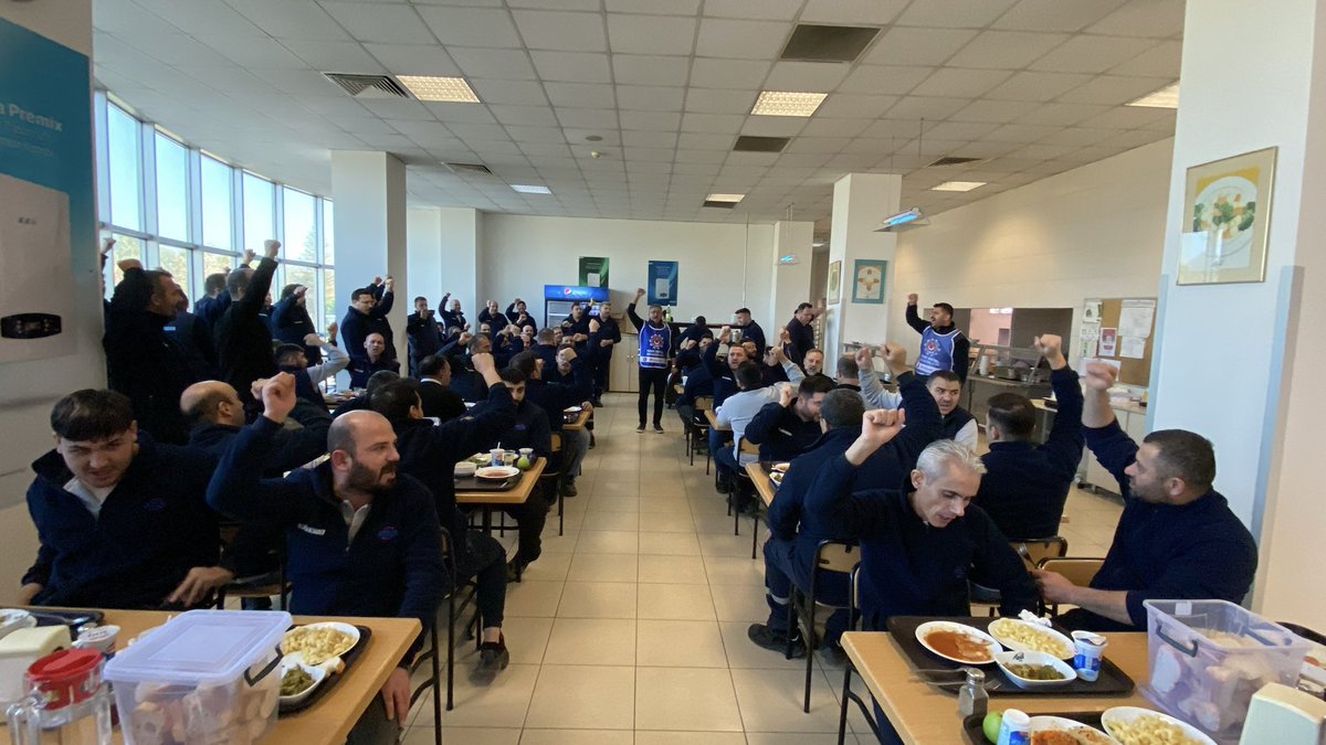 ESATHATO's tweet photo. Manisa 1 Nolu Şubemize bağlı ECA Emas fabrikamız da gündüz vardiyasındaki çalışma arkadaşlarımızla birlikte Başkanlar Kurulumuzun almış olduğu eylem kararını yerine getirdik. 
Her zaman her koşulda Sendikamız Türk Metal’in ve Liderimiz @AltundagUysal ’ın emrindeyiz. https://t.co/XJCttC04xA
