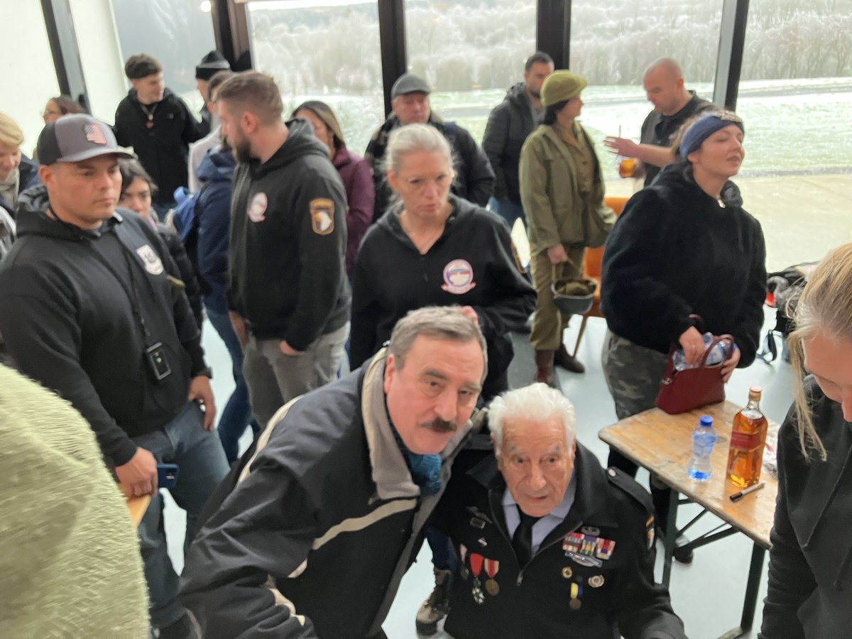 Terciosdelsol's tweet image. 16 décembre 1944.
En souvenir de Vince Speranza (101st Airborne) (en pleine dédicace de son livre) et de Buck Sloan (2nd Infantry Division) que j'ai eu le privilège de rencontrer à Bastogne en préparant mon livre publié chez @LemmeEdit. 
#Screamingeagles #Bastogne #Ardennes