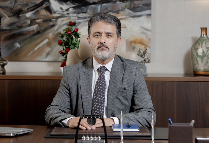 Çaykur’un Emek Gücü: Mevsimlik İşçilerimizin Sesi Olmaya Devam Ediyoruz
Türkiye’nin çayını sevgi ve emekle yoğuran, sabahın ilk ışıklarıyla çay fabrikalarına koşan binlerce mevsimlik işçi kardeşimiz, yıllardır Çaykur’un üretim çarklarını döndürüyor.
Bu kardeşlerimizin her biri,