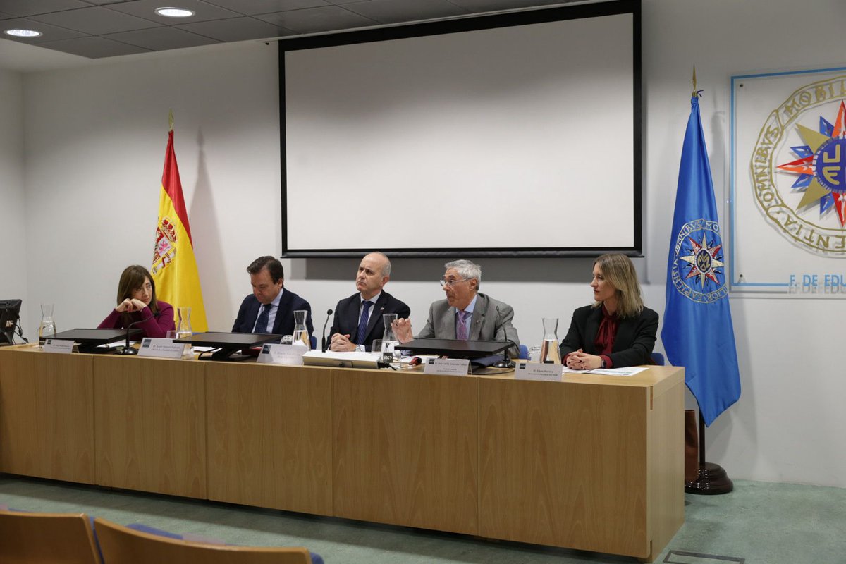 UNED's tweet photo. Toma de posesión del decano de la @UNEDFacCiencias

Ángel Maroto toma posesión como decano de la Facultad de Ciencias de la UNED, en un acto presidido por el rector, Ricardo Mairal. https://t.co/OnrjZ7jb6F