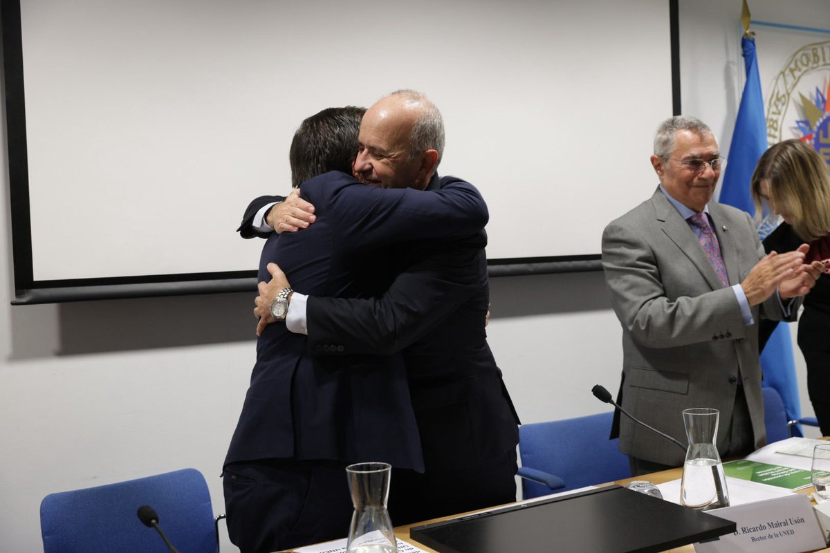 UNED's tweet photo. Toma de posesión del decano de la @UNEDFacCiencias

Ángel Maroto toma posesión como decano de la Facultad de Ciencias de la UNED, en un acto presidido por el rector, Ricardo Mairal. https://t.co/OnrjZ7jb6F