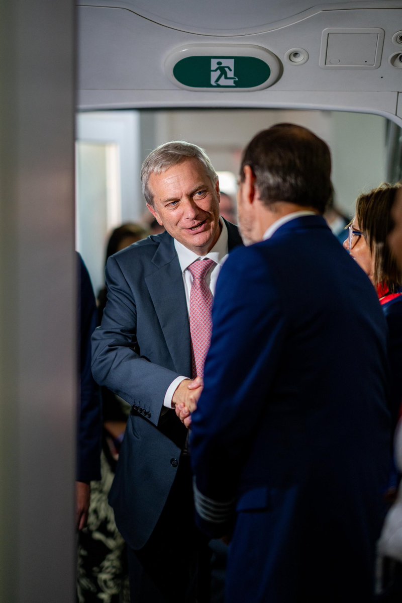 joseantoniokast's tweet image. Embarcando rumbo a Buenos Aires para comenzar a anticiparnos en el enorme trabajo de coordinación que se requiere en materia de seguridad, migración y reactivación económica con Argentina y otros países vecinos.