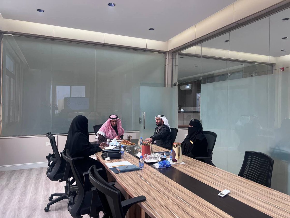 Nahj_Assn's tweet photo. في إطار تعزيز الشراكة والتكامل، استقبلت جمعية #نهج التعليمية وفدًا من وزارة #التعليم ممثلًا بالأستاذة صديقة الشمراني من الإدارة العامة للمسؤولية المجتمعيةوالأستاذ سعيد عسيري من تعليم عسير، حيث تم استعراض برامج ومنجزات الجمعية والتأكيد على تمكين الجمعيات التعليمية ودورها المجتمعي https://t.co/LdimGFA0rv