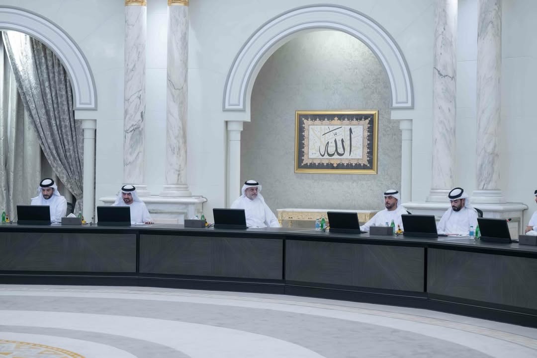 سمو الشيخ سلطان بن محمد بن سلطان القاسمي ولي العهد نائب حاكم الشارقة، رئيس المجلس التنفيذي، يترأس الاجتماع الدوري للمجلس، وذلك في مكتب سمو الحاكم. #الشارقة24 