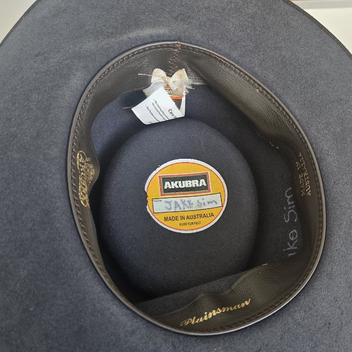 nongjakekub's tweet image. ฮรึกกก โฮรรรรรรรรร ㅠㅠㅠㅠㅠㅠㅠㅠㅠㅠㅠㅠㅠㅠㅠ หมวกสมัยเรียนที่ออส ㅠㅠㅠㅠㅠㅠㅠㅠㅠㅠㅠㅠ จั้นเอนดุการเขียนชื่อตุวเองไว้ในหมวกงะ หมวกนี้ของดชเจคชิมน้าา 😭🤲🏻