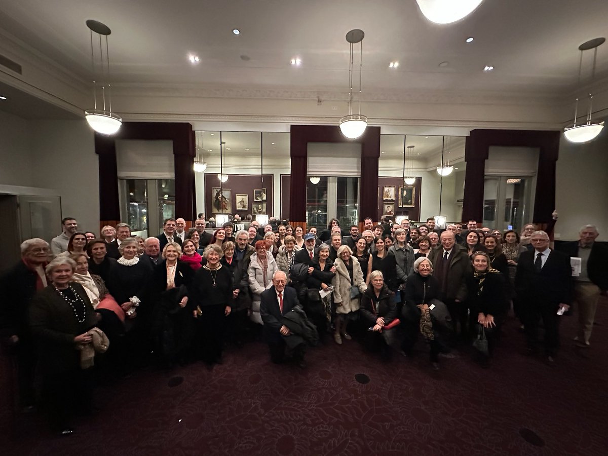 Assoc_OrfeoCat's tweet photo. 🎶 Ahir, els socis de l’Orfeó Català vam acompanyar el @CorCambraPalau al seu concert al prestigiós @Concertgebouw. Van interpretar amb Il Gardellino l’‘Oratori de Nadal’, de Bach, sota la batuta de Prégardien. Enhorabona! 🙌🏼 https://t.co/cVPolFzafJ