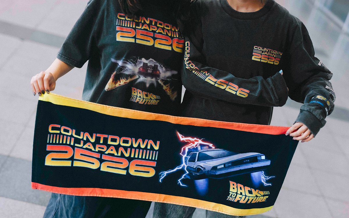 rockinon_fes's tweet image. 【COUNTDOWN JAPAN 25/26】
˗ˏˋ 🌟オフィシャルグッズ特集🌟 ˊˎ˗

グッズ紹介もついに最終回！
公開40周年を迎える、映画『バック・トゥ・ザ・フューチャー』アイテムをご紹介します🚗💨
2025年から2026年へと「年を越える」、全8種のCDJ限定アイテムがラインナップ🔥

《タイムマシンと「Back to the…