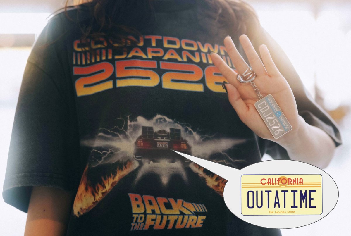 rockinon_fes's tweet image. 【COUNTDOWN JAPAN 25/26】
˗ˏˋ 🌟オフィシャルグッズ特集🌟 ˊˎ˗

グッズ紹介もついに最終回！
公開40周年を迎える、映画『バック・トゥ・ザ・フューチャー』アイテムをご紹介します🚗💨
2025年から2026年へと「年を越える」、全8種のCDJ限定アイテムがラインナップ🔥

《タイムマシンと「Back to the…