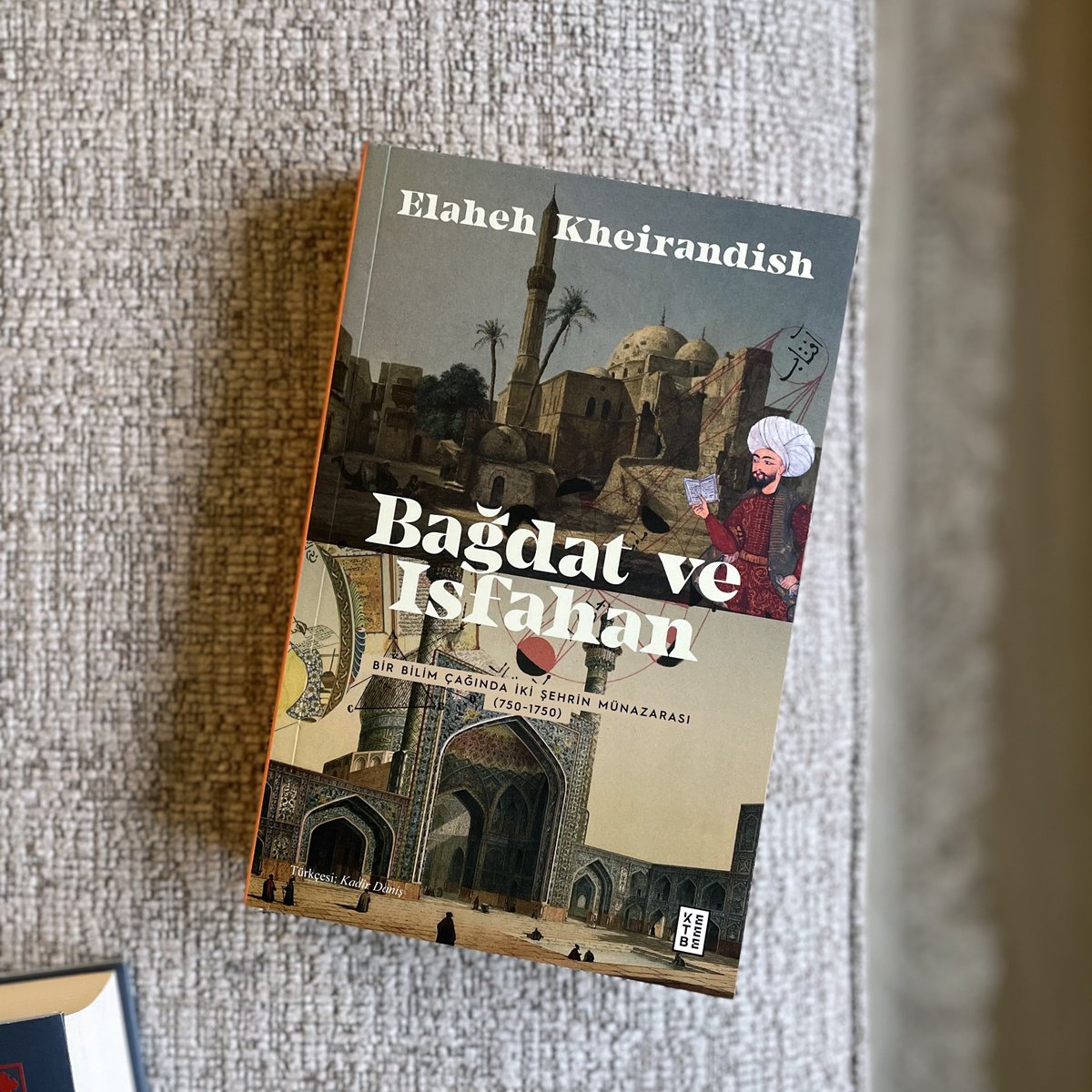 "Gözlerimizi her açtığımızda gözümüzde gözlük oluyor; ideolojik inançla, geçmişle, gelecekle, umutla, epistemolojik fikirlerle boyalı gözlükler."
Bağdat ve Isfahan, odaklandığı farklı karakter ve anlatılarla oldukça büyülü bir roman, “bir biçimde gerçeğe tekabül etmeyen hiçbir