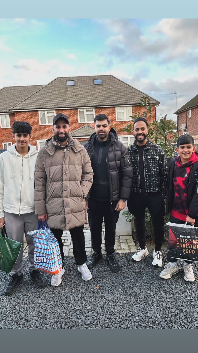 Some of our brothers served warm meals to the homeless in Watford Town center today.
A small gesture, but it means the world to someone in need. 🤲🍲
#Charity #FeedingTheHungry #Ahmadiyya #trueislam