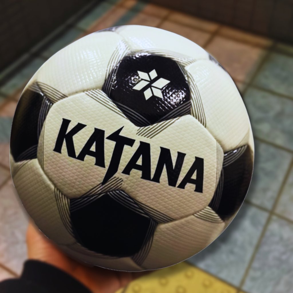 avenon_k's tweet photo. KATANAサッカーボール #サッカー
研ぎすませ、己のKATANA https://t.co/SRWveRess9