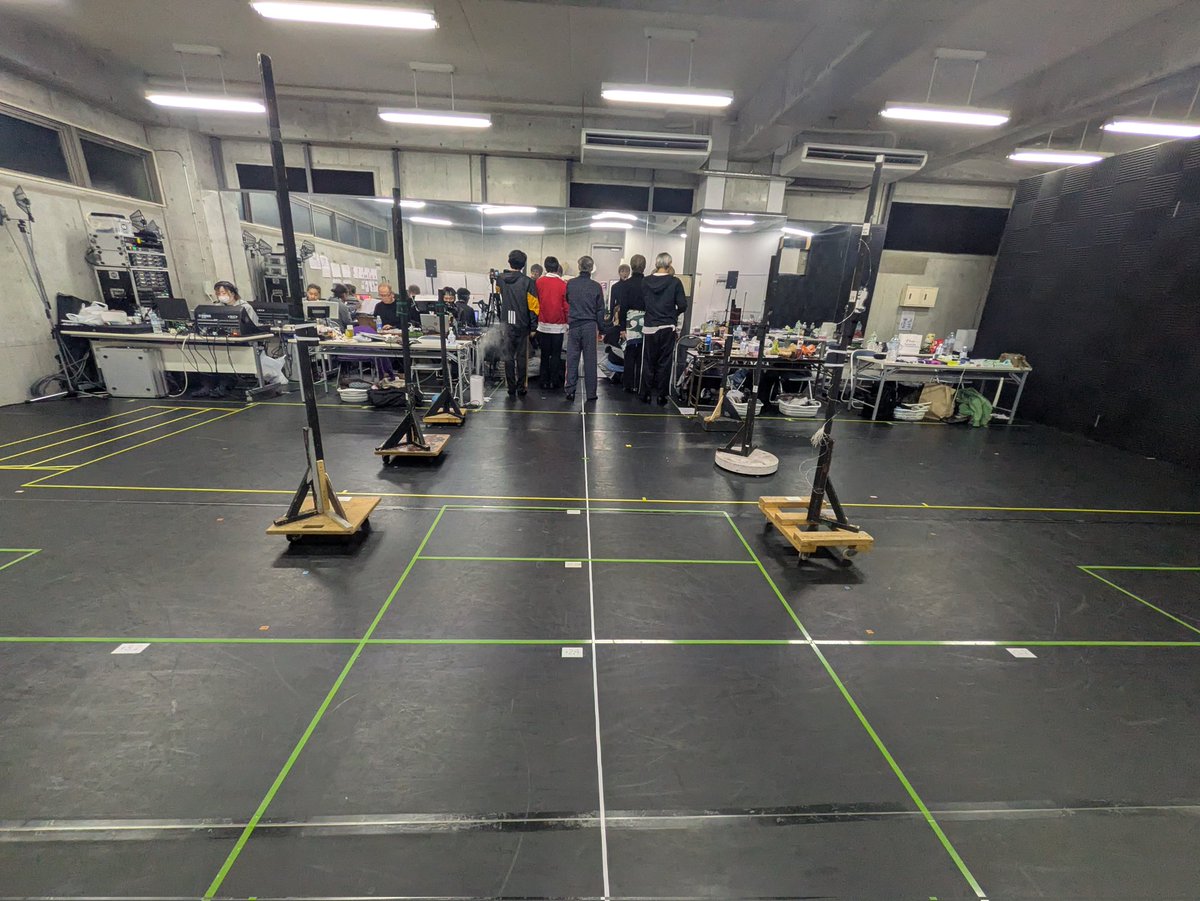 うしろ姿が懐かしさを思い出させてくれる〜。でもなんにも変わっちゃいないあっしらなんですよ〜。この30年、毎年毎年〜一緒にメリークリスマスをしてました。m(_ _)m