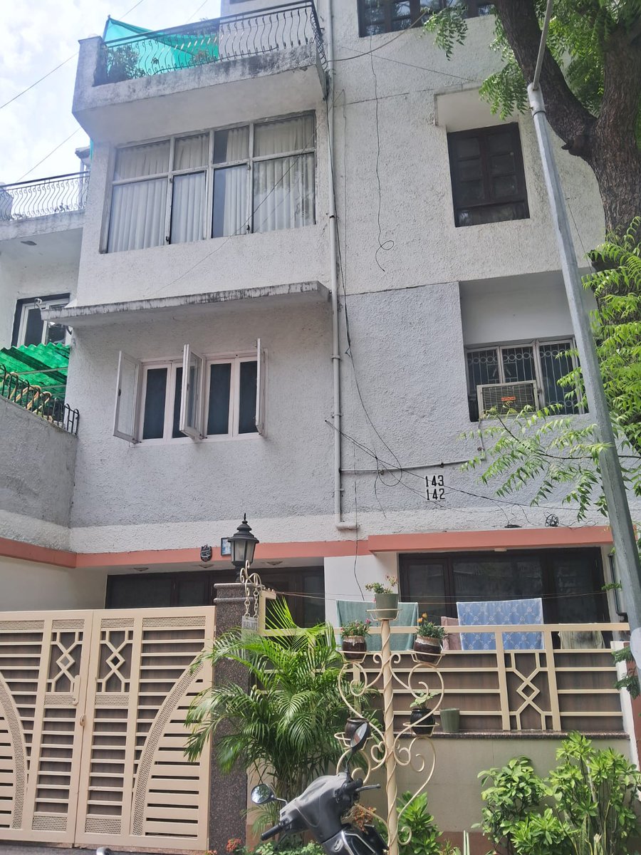 PropertyAucton's tweet photo. Property Available for SALE/AUCTION:
Borrower Name: Pankaj Bhalla
Property Type: Duplex Flat
Address: Flat No. 143, Block No. B, 2nd &amp; 3rd Floor, Sarita Vihar, New Delhi
Area: 1732 Sq. Ft.
RP: Rs. 2.40 Cr Only
More Details: https://t.co/3iFzo8GlTJ
Call: +91-7302111608/9811862274 https://t.co/gP2G4THd4B