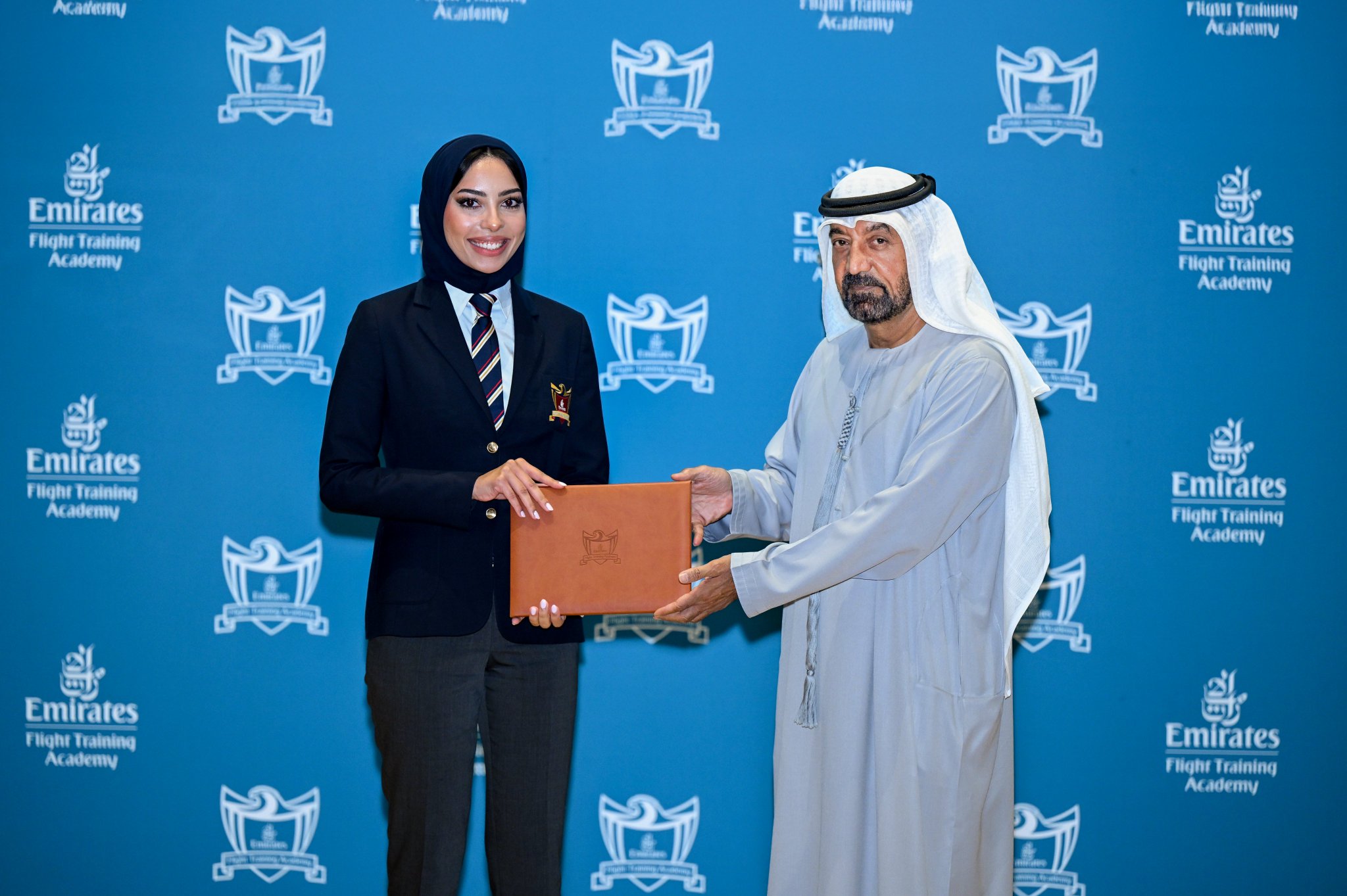 أحمد بن سعيد يشهد حفل تخريج الدفعة السادسة من أكاديمية الإمارات لتدريب الطيارين، والتي ضمّت 77 طيّاراً، بعد مسيرة تدريبية مكثّفة. ويؤكد هذا الحفل السنوي الدور المحوري للأكاديمية في إعداد جيل جديد من الطيارين المؤهلين، إذ ارتفع إجمالي خريجيها إلى أكثر من 300 طيّار حتى اليوم 