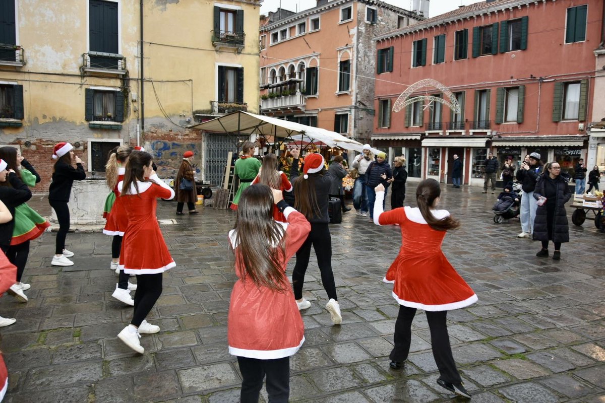 comunevenezia's tweet photo. 🎄 È partito il conto alla rovescia verso il Natale e torna uno degli appuntamenti più attesi dai fioi veneziani: fino al 3 gennaio va in scena “Nadal coi fioi”, il programma di iniziative gratuite promosso dall’associazione sportiva dilettantistica Gloria Rogliani con l’ITT Marinelli Fonte.

🎅🏼 Inserito nel calendario de @lecittainfesta, l’evento propone letture animate, laboratori natalizi, giochi, balli, caccia al tesoro e prove di voga alla veneta.

💬 La mattinata di oggi, in sala San Leonardo, è stata dedicata a un gruppo di anziani Ipav, alla presenza dell’assessore alla Promozione del territorio @plmr543: “Una bella occasione di incontro per le famiglie della nostra città. Ringrazio l’associazione, Gloria e i ragazzi per l’impegno e la passione dedicati a bambini e anziani”.