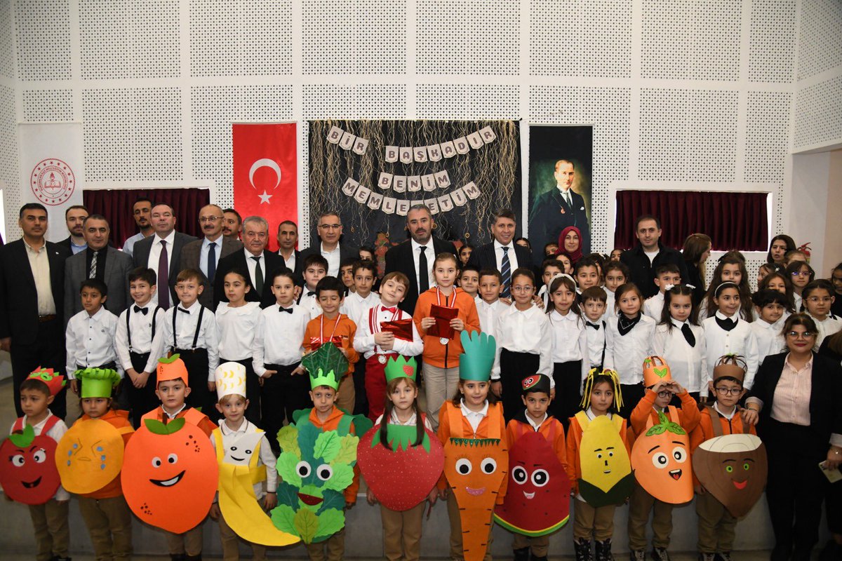 İlçe Milli Eğitim Müdürlüğümüz tarafından düzenlenen “Tutum, Yatırım ve Türk Malları Haftası” programına,
İlçe Kaymakamımız Sayın Üzeyir Aziz Özeren ile birlikte katıldık.

Yerli üretimin ve bilinçli tüketimin öneminin miniklerimize anlatıldığı bu programda emeği geçen herkese