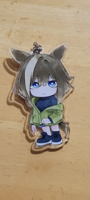 服飾センスがゴミカスなので帽子どうしようか悩んでるうちにうっかり入稿しちゃった無帽シュヴァちのアクキーです 