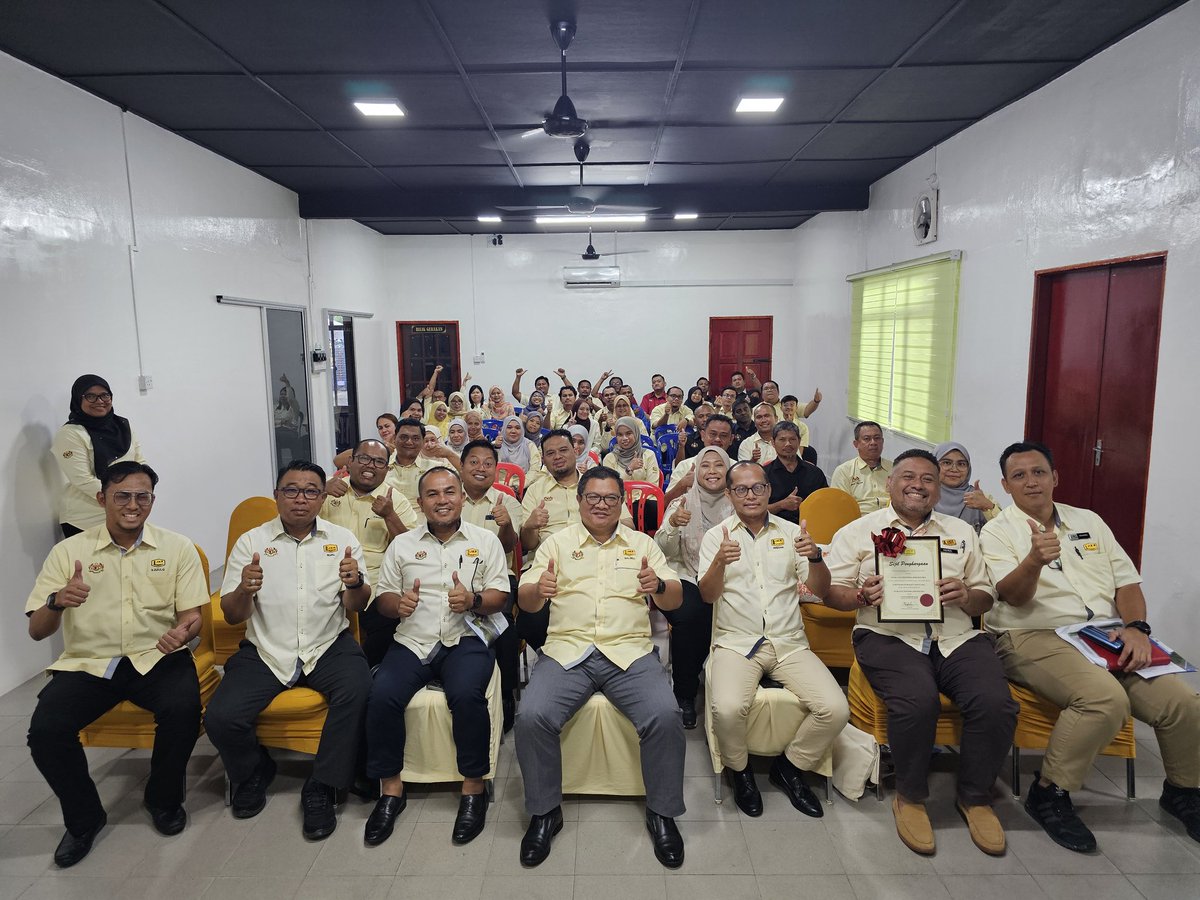 Pengarah Kerja Raya Melaka, Tuan Ir. Hj. Mohamad Salzeli bin Moktar hadir dalam Majlis Perhimpunan Bulanan Jabatan Kerja Raya Melaka bagi Bulan Disember 2025 yang berlangsung di Dewan Nexus, JKR Daerah Alor Gajah.